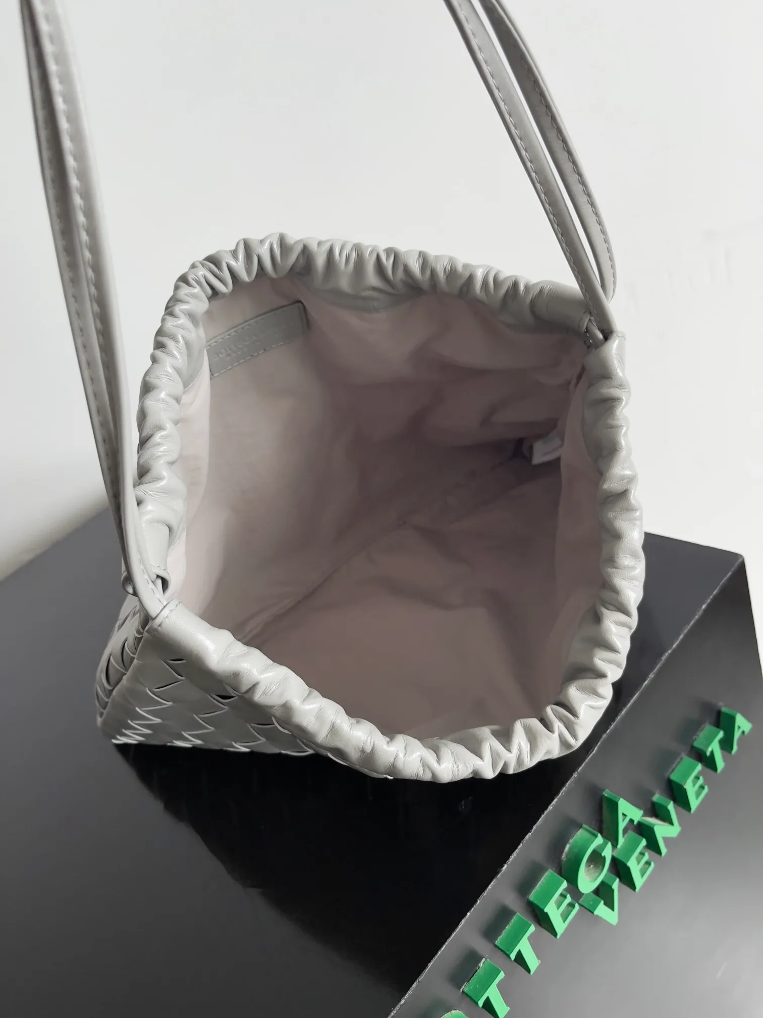 Batch 1560 Armpit bags have become a fashionable item that every girl has in their hands in recent years🛍️. The elegant and simple style has won the love of many people of different ages. However, there is an unavoidable trouble with armpit bags, that is, the capacity is too small, and BOTTEGA VENETA’s new Dustbag Considering people's travel needs, the capacity of garbage bags has been greatly upgraded. Folding umbrellas, water cups, and girls' makeup powder and lipstick can all be accommodated. It is very light and resistant to dirt. Even if you have a lot of things when traveling, it can reduce the burden to a certain extent. The shoulder straps are buckled and can be changed at will. It can be used for hand holding or as the liner of a large bag. After the drawstring is drawn, it looks like a cloud bag. It is very suitable for concave styling when traveling in summer🙋🏻‍♀️ Style number: 796728 Size: 32*23*1cm